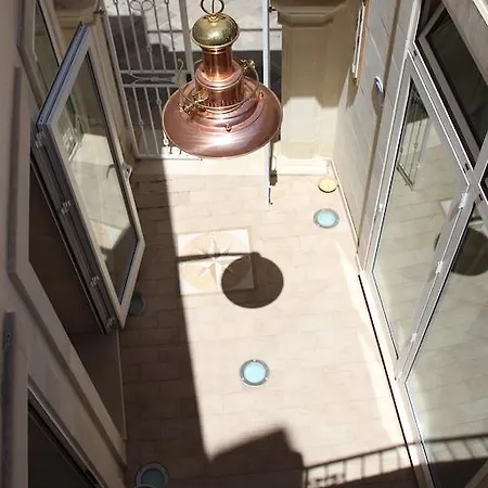 ベッド・アンド・ブレックファスト Book And Bed 3*